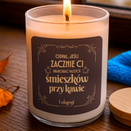 Odpal, jeśli zacznie ci brakować naszych śmieszków przy kawie - świeczka zapachowa na prezent