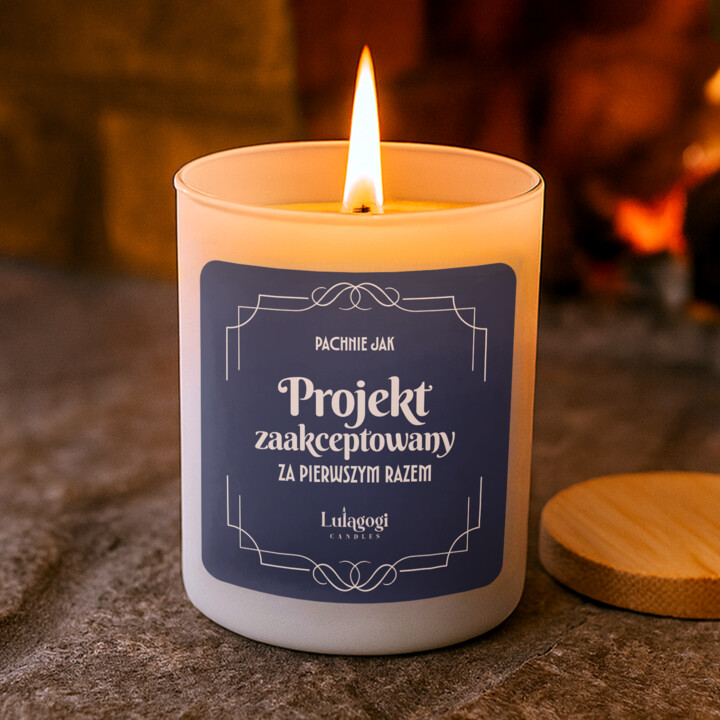 Pachnie jak projekt zaakceptowany za pierwszym razem - świeczka zapachowa na prezent