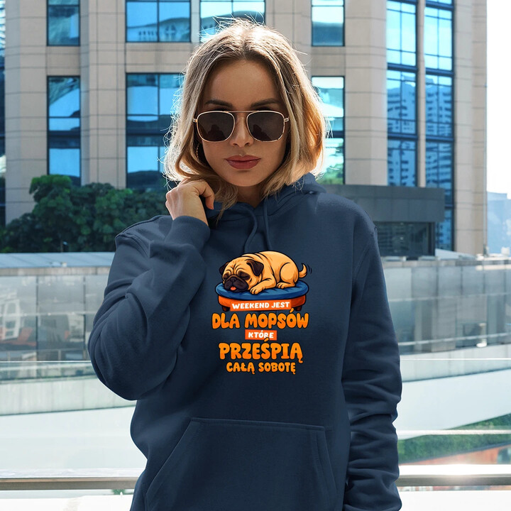 Weekend jest dla mopsów, które prześpią całą sobotę - damska bluza na prezent