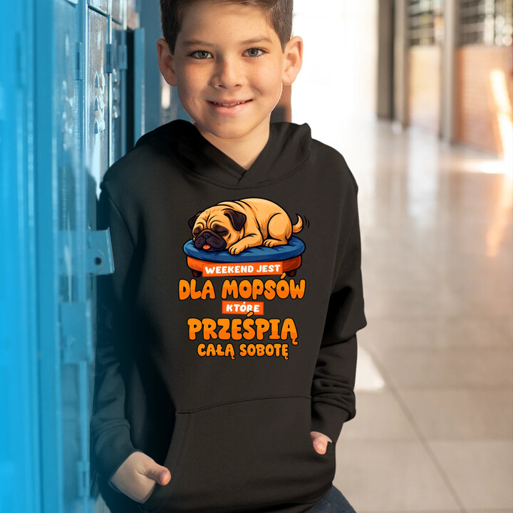 Weekend jest dla mopsów, które prześpią całą sobotę - dziecięca bluza na prezent