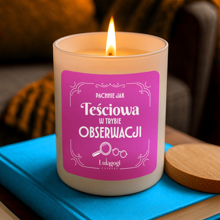 Pachnie jak teściowa w trybie obserwacji - świeczka zapachowa na prezent dla teściowej