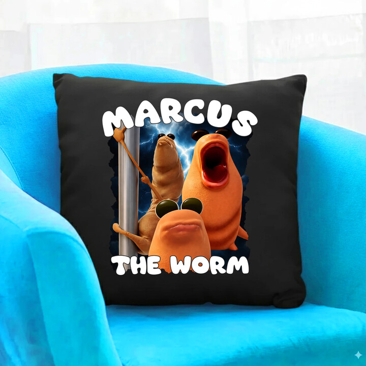 Marcus the worm - czarna poduszka na prezent