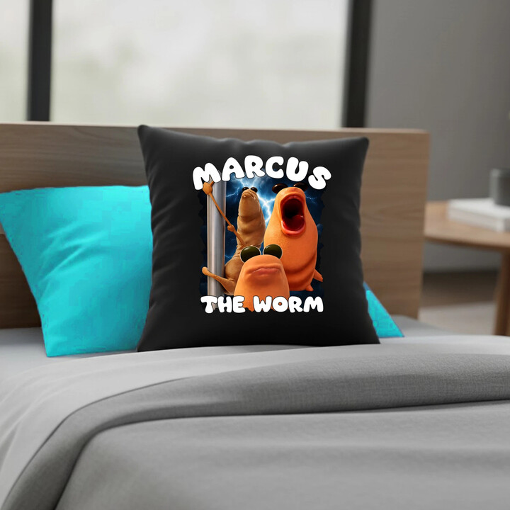 Marcus the worm - czarna poduszka na prezent