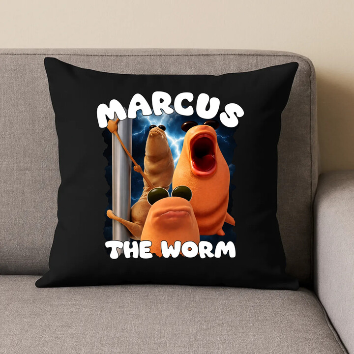 Marcus the worm - czarna poduszka na prezent