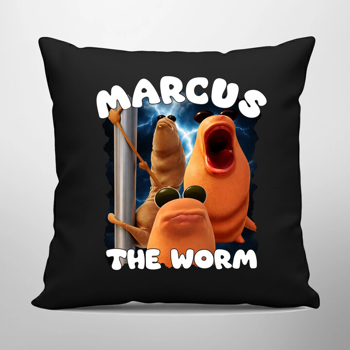 Marcus the worm - czarna poduszka na prezent
