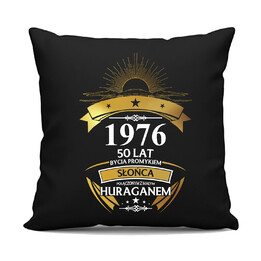 1976 - 50 lat bycia promykiem słońca połączonym z małym huraganem - czarna poduszka na prezent