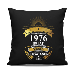 1976 - 50 lat bycia promykiem słońca połączonym z małym huraganem - czarna poduszka na prezent