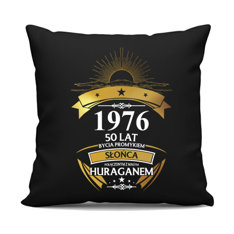 1976 - 50 lat bycia promykiem słońca połączonym z małym huraganem - czarna poduszka na prezent