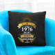1976 - 50 lat bycia promykiem słońca połączonym z małym huraganem - czarna poduszka na prezent