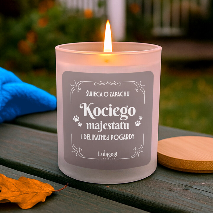 Świeca o zapachu kociego majestatu i delikatnej pogardy - świeczka zapachowa na prezent
