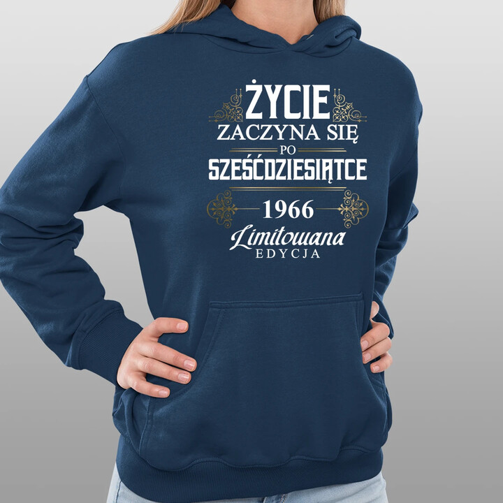 Życie zaczyna się po sześćdziesiątce 1966 Limitowana edycja - damska bluza na prezent