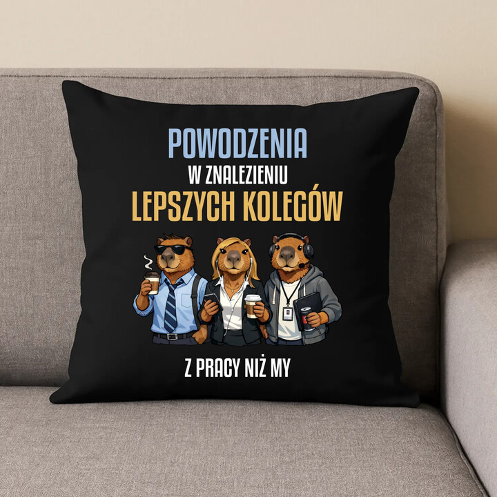 Powodzenia w znalezieniu lepszych kolegów z pracy niż my - czarna poduszka na prezent