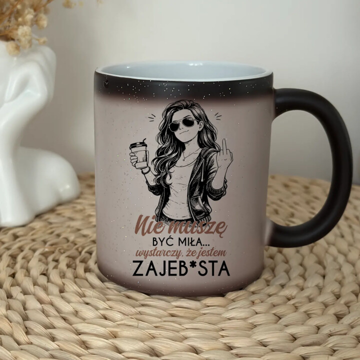 Nie muszę być miła... wystarczy, że jestem zajeb*sta - magiczny kubek z brokatem na prezent