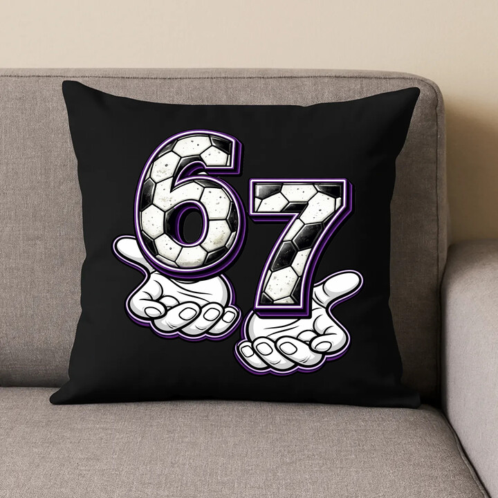 67 Football - czarna poduszka na prezent