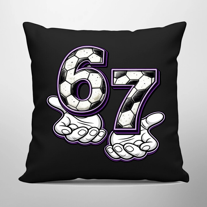 67 Football - czarna poduszka na prezent