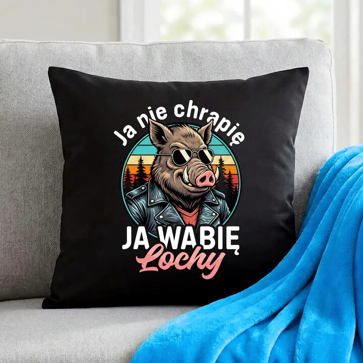 Ja nie chrapię, ja wabię lochy - czarna poduszka na prezent