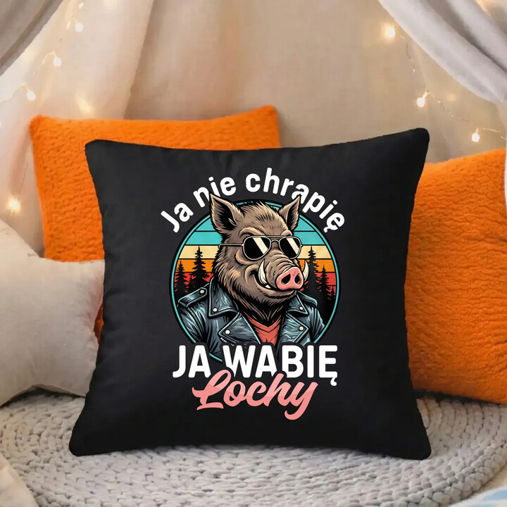 Ja nie chrapię, ja wabię lochy - czarna poduszka na prezent