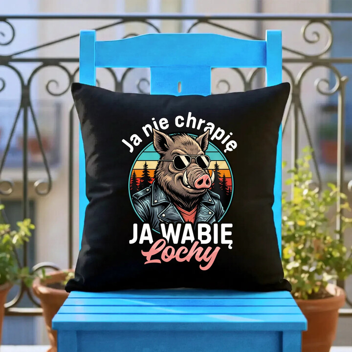 Ja nie chrapię, ja wabię lochy - czarna poduszka na prezent