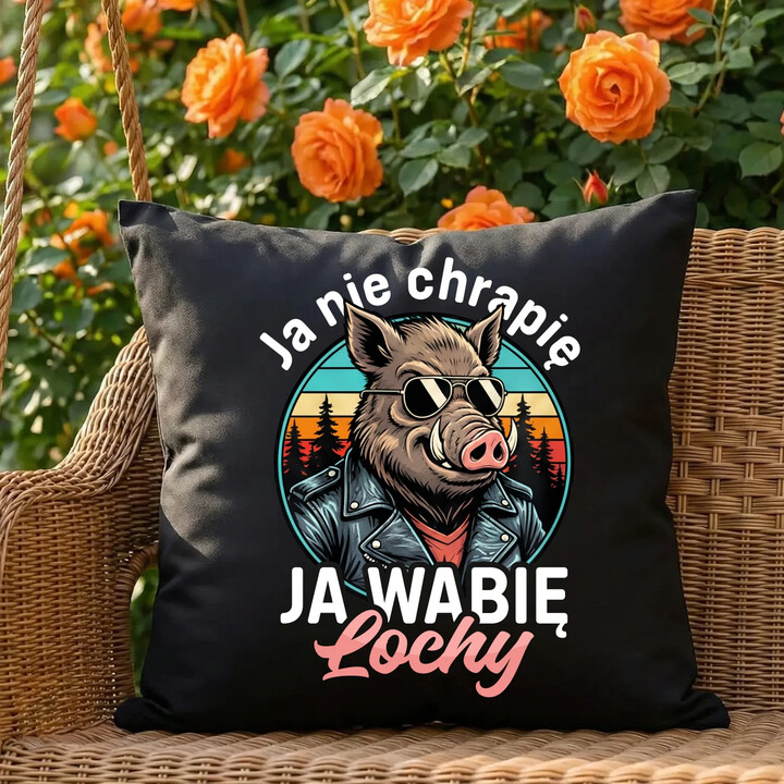 Ja nie chrapię, ja wabię lochy - czarna poduszka na prezent
