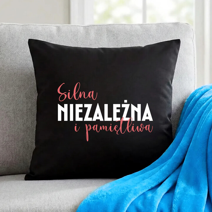 Silna, niezależna i pamiętliwa - czarna poduszka na prezent