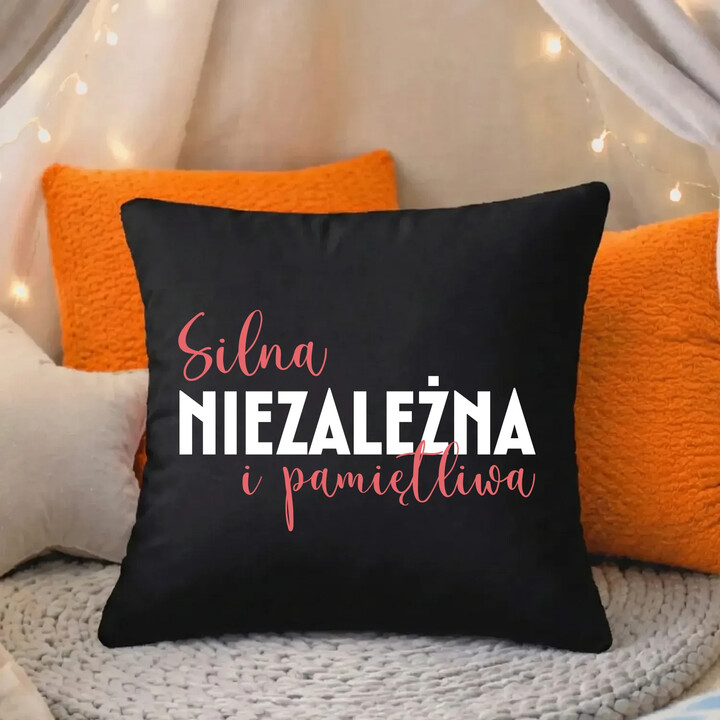 Silna, niezależna i pamiętliwa - czarna poduszka na prezent