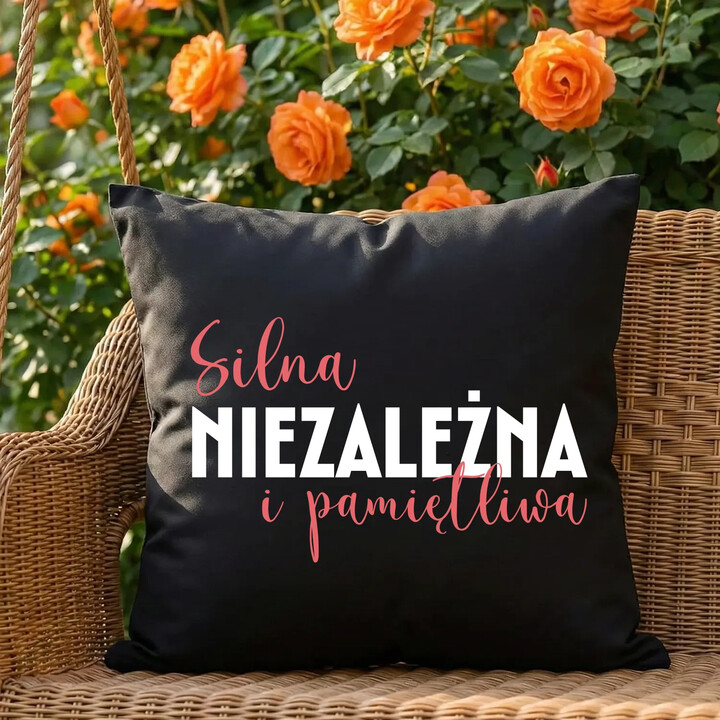 Silna, niezależna i pamiętliwa - czarna poduszka na prezent