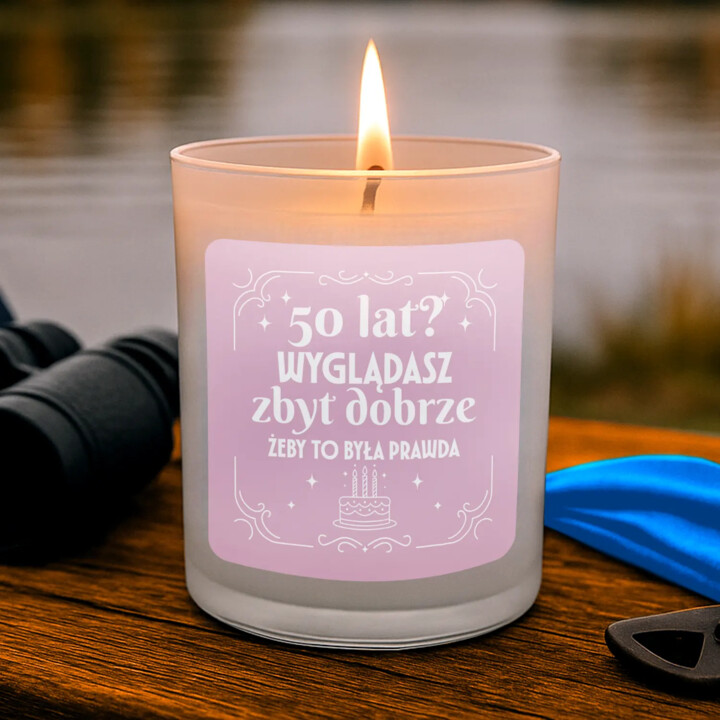 50 lat? Wyglądasz zbyt dobrze, żeby to była prawda - świeczka zapachowa na prezent