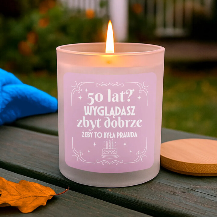 50 lat? Wyglądasz zbyt dobrze, żeby to była prawda - świeczka zapachowa na prezent