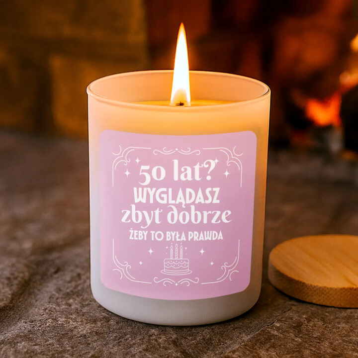 50 lat? Wyglądasz zbyt dobrze, żeby to była prawda - świeczka zapachowa na prezent