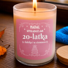 Nadal wyglądasz jak 20-latka (z daleka i w ciemności) - świeczka zapachowa na prezent