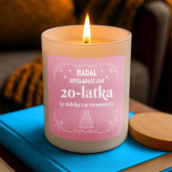 Nadal wyglądasz jak 20-latka (z daleka i w ciemności) - świeczka zapachowa na prezent