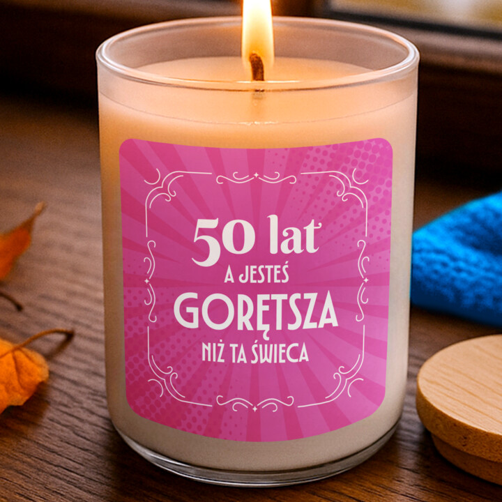 50 lat, a jesteś gorętsza niż ta świeca - świeczka zapachowa na prezent