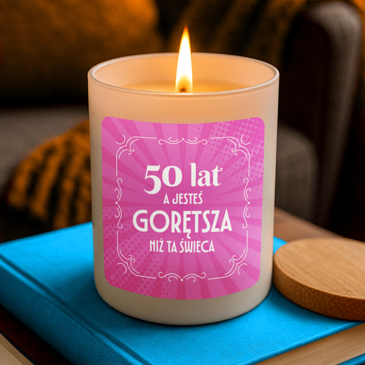50 lat, a jesteś gorętsza niż ta świeca - świeczka zapachowa na prezent