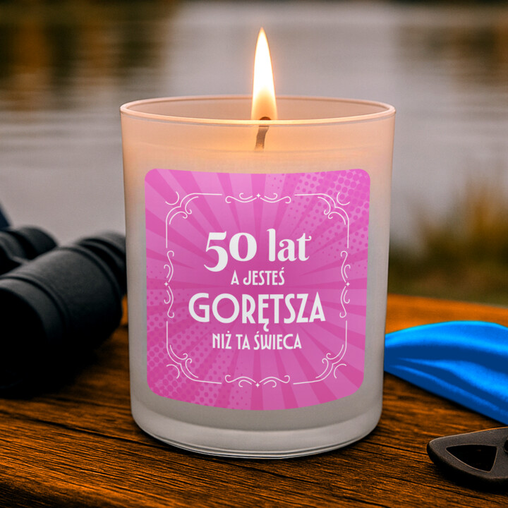 50 lat, a jesteś gorętsza niż ta świeca - świeczka zapachowa na prezent