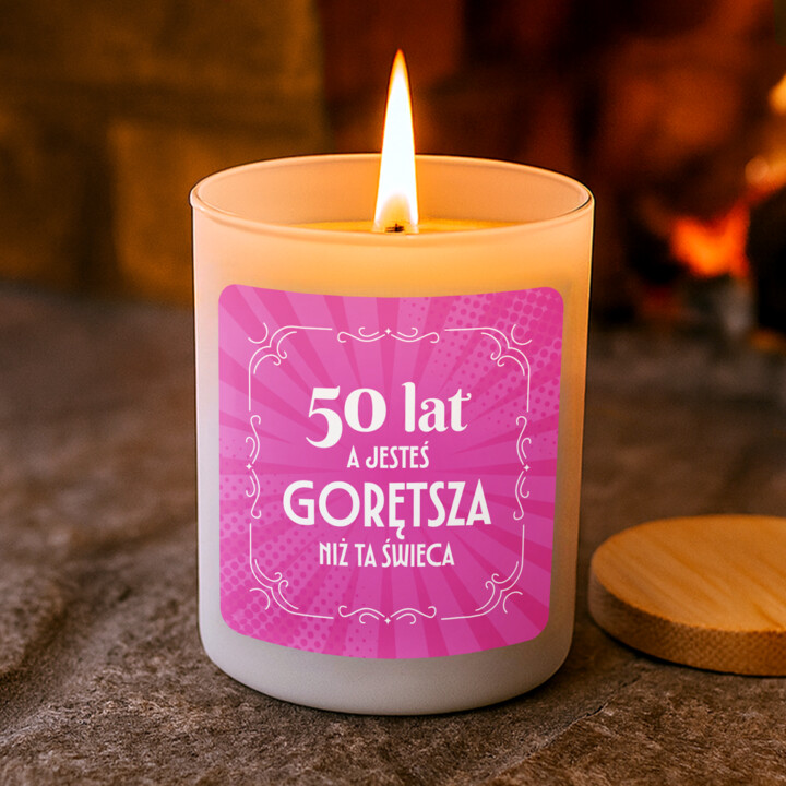 50 lat, a jesteś gorętsza niż ta świeca - świeczka zapachowa na prezent