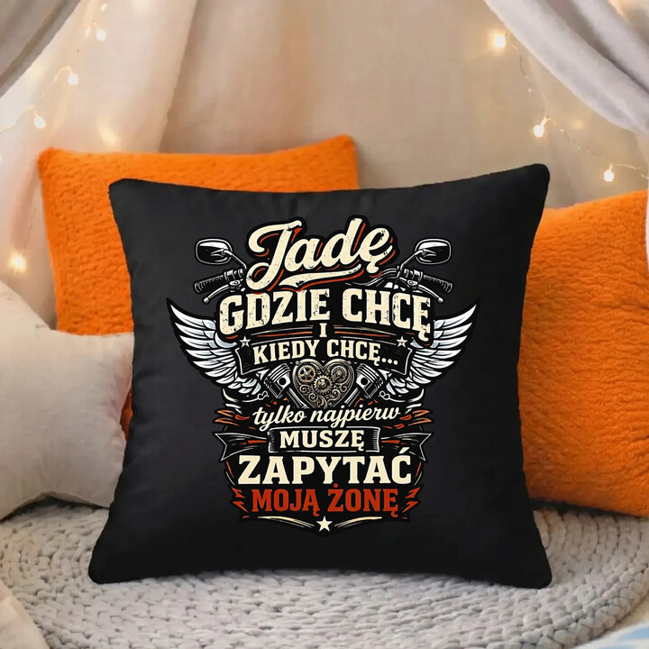 Jadę, gdzie chcę i kiedy chcę, tylko najpierw muszę zapytać moją żonę - motocyklista - czarna poduszka na prezent
