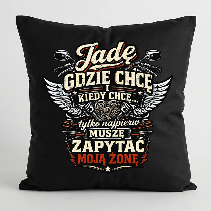 Jadę, gdzie chcę i kiedy chcę, tylko najpierw muszę zapytać moją żonę - motocyklista - czarna poduszka na prezent