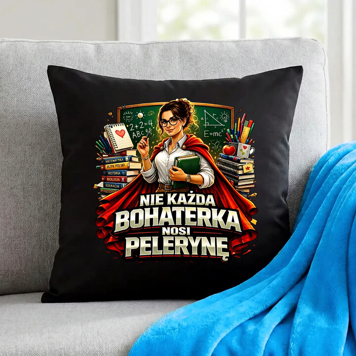 Nie każda bohaterka nosi pelerynę - nauczycielka  - czarna poduszka na prezent