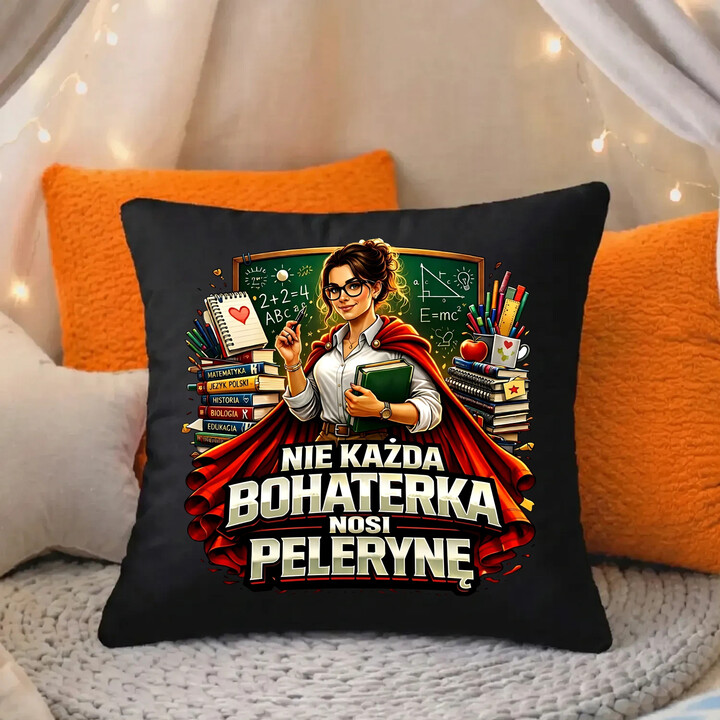 Nie każda bohaterka nosi pelerynę - nauczycielka  - czarna poduszka na prezent