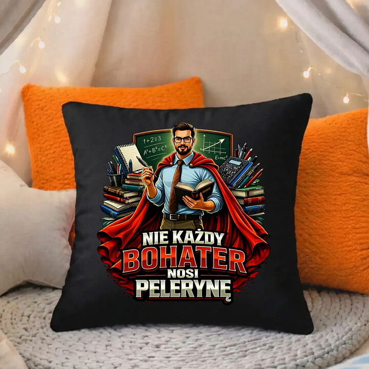 Nie każdy bohater nosi pelerynę - nauczyciel - czarna poduszka na prezent