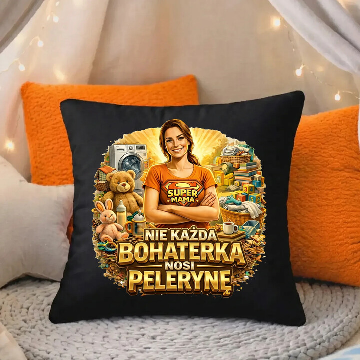 Nie każda bohaterka nosi pelerynę - Mama - czarna poduszka na prezent