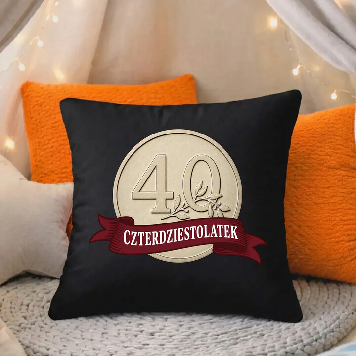 Czterdziestolatek - moneta - czarna poduszka na prezent