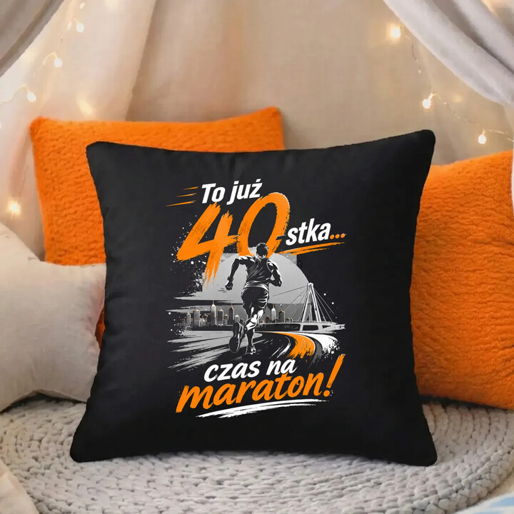 To już 40-stka... czas na maraton! - czarna poduszka na prezent