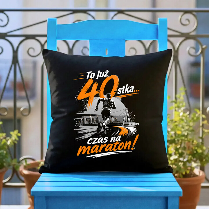 To już 40-stka... czas na maraton! - czarna poduszka na prezent
