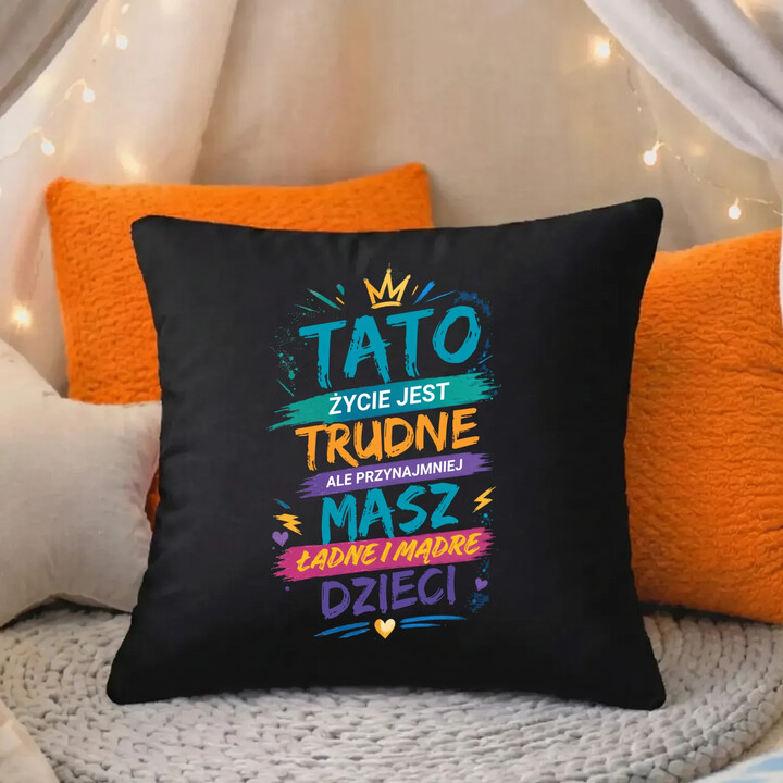 Tato życie jest trudne, ale przynajmniej masz ładne i mądre dzieci - czarna poduszka na prezent