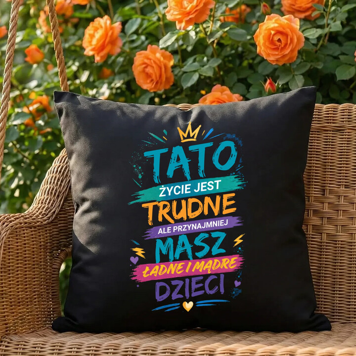 Tato życie jest trudne, ale przynajmniej masz ładne i mądre dzieci - czarna poduszka na prezent