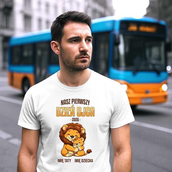 Nasz pierwszy dzień ojca (lew) + imię taty i dziecka - męska koszulka na prezent - produkt personalizowany