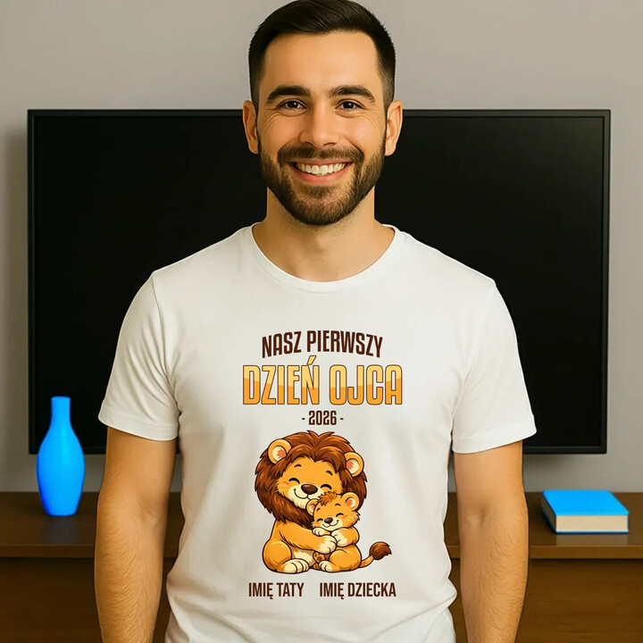 Nasz pierwszy dzień ojca (lew) + imię taty i dziecka - męska koszulka na prezent - produkt personalizowany