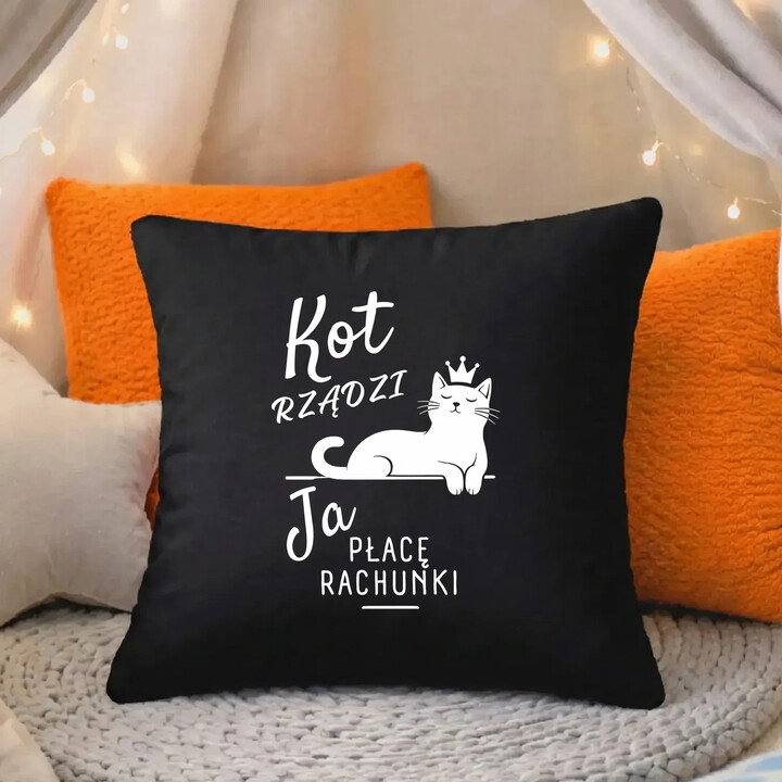 Kot rządzi. Ja płacę rachunki - czarna poduszka na prezent