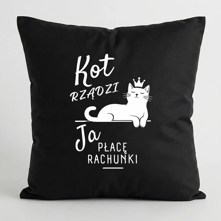 Kot rządzi. Ja płacę rachunki - czarna poduszka na prezent